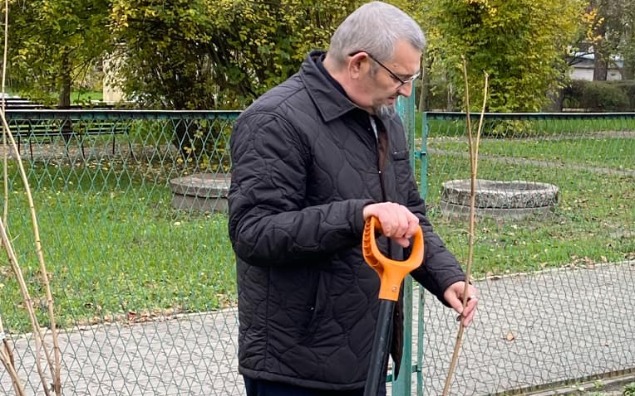 News - SADZENIE DRZEWEK W OGRODZIE PRZY DPS